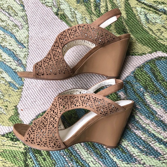 Anne Klein • Akolisa Keyhole Leather Wedge Sandals - Picture 3 of 7